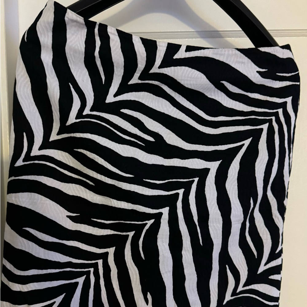 Talbots zebra colored skirt. Size 14 but fits like a size 12. Used.